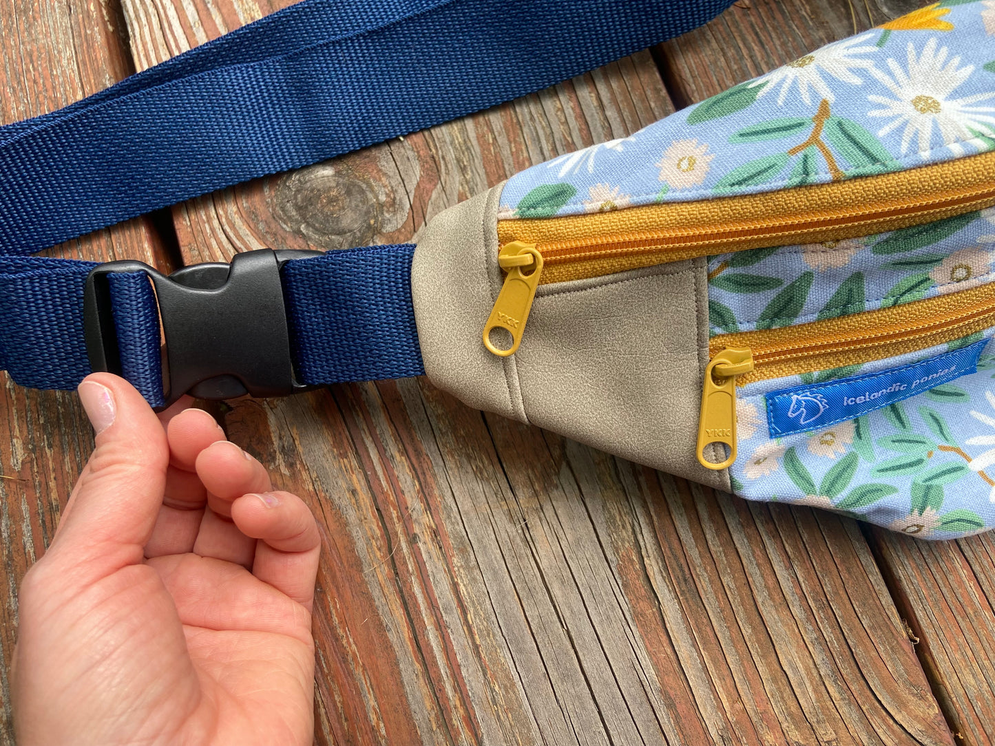 Daisy crossbody bag