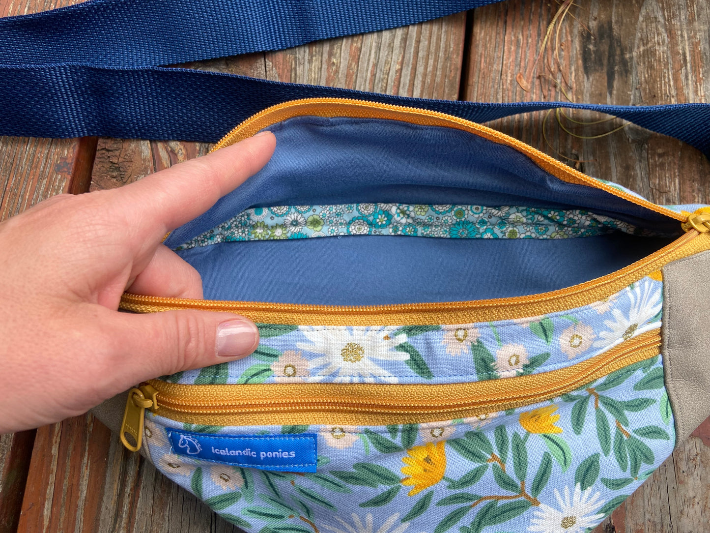 Daisy crossbody bag